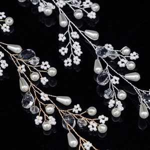 Serre-tête de mariée élégant avec perles blanches et cristaux clairs sur fil doré souple