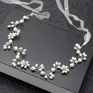 Vue détaillée du bandeau de mariée fait main avec perles blanches et strass étincelants