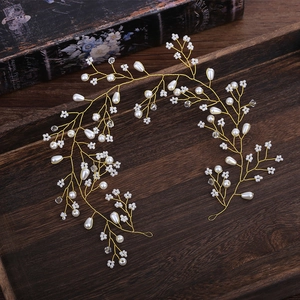 Détail de la vigne de cheveux de mariée avec perles blanches et fleurs sur bois vintage