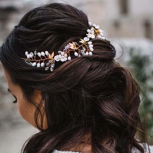 Elegant bridal hair band with white flowers, pearls and crystals on golden wire