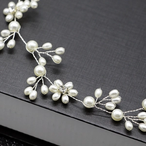 Bandeau de mariée luxueux avec perles blanches et strass étincelants sur fond noir
