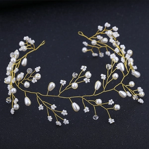 Détail d'un bandeau de mariée avec fil doré, perles blanches et perles de cristal
