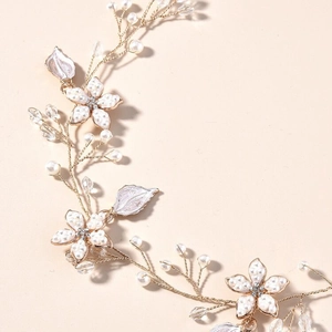 Vigne de cheveux de mariée dorée avec fleurs en perles et perles de cristal brillantes