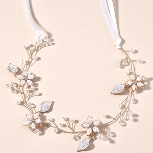 Serre-tête de mariée exquis avec fleurs de perles faites à la main et cristaux
