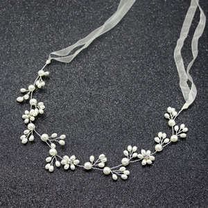 Serre-tête de mariée luxueux avec perles, cristaux et ruban d'organza sur fond noir