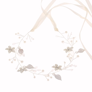 Détails du bandeau de mariée en fil d'argent avec perles blanches, cristaux et rubans