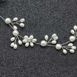 Détail de serre-tête de mariée fait main avec fil d'argent, perles et centre en strass