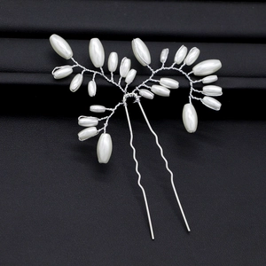 Vue macro d'une épingle à cheveux de mariée avec perles faites main et fil d'argent torsadé