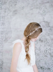 Detailed side view of 1-meter long bridal hair vine with fresh water pearls on braided hair