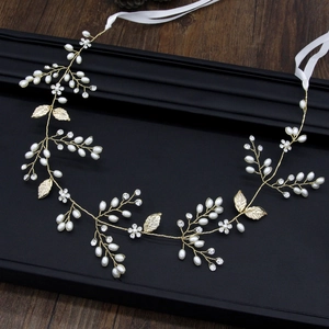 Bandeau de mariée fait main avec feuilles dorées, perles et strass sur fond sombre