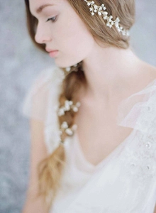 Detail of a 1-meter handmade pearl bridal headband woven into a blonde braided hairstyle