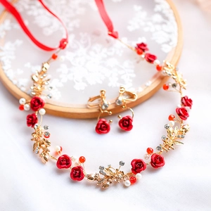Dettaglio del set di gioielli da sposa con rose rosse, foglie d'oro e perle