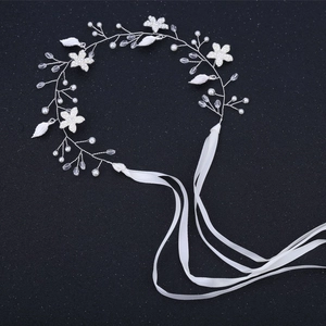 Bijou de tête de mariée élégant avec perles et cristaux sur fil d'argent pour mariages