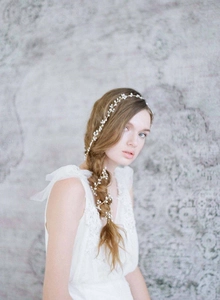 Macro detail of the handmade 1-meter bridal hair vine with freshwater pearls and gold wire