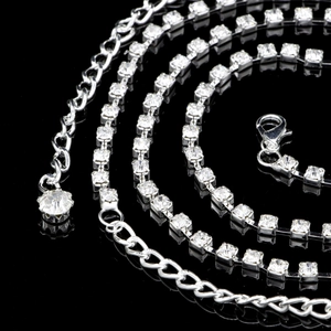 Chaîne de corps argentée sertie de strass carrés brillants avec fermoir mousqueton réglable