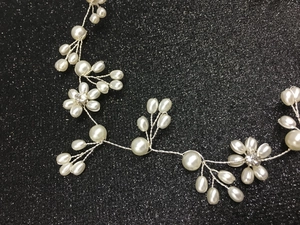Détail de vigne à cheveux de mariée faite main avec perles blanches et fleurs en strass