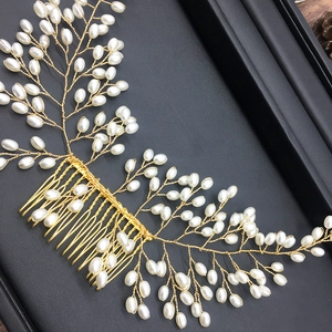 Vue détaillée du peigne de mariée fait main en fil doré avec perles blanches élégantes
