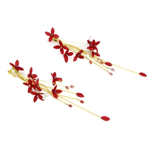 Détails de boucles d'oreilles fleurs rouges avec de longs pompons dorés et cristaux