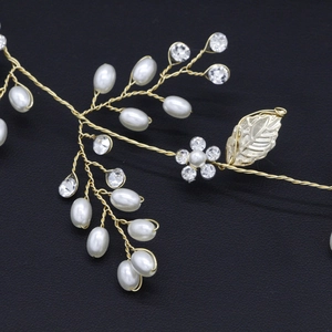 Vigne de cheveux de mariée avec feuilles dorées, perles blanches et cristaux brillants