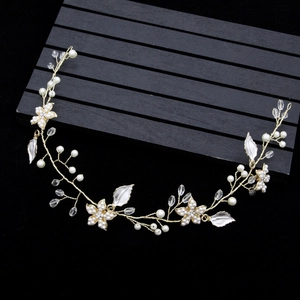 Détail d'un serre-tête de mariée fait main avec perles, cristaux et feuilles en émail