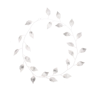Vue détaillée d'un bijou de tête mariage avec feuilles argentées et vigne métallique