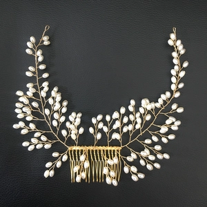 Détails du peigne à cheveux de mariée fait main en fil doré orné de perles blanches