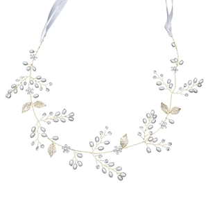 Vue détaillée du bandeau de mariée fait main avec feuilles dorées et perles blanches