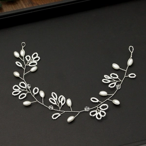Detail of 1m handmade bridal hair vine with freshwater pearls and silver wire