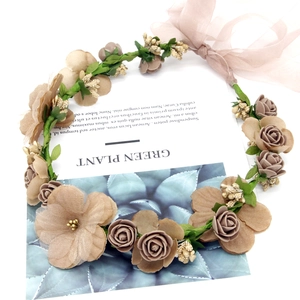 Détails d'une couronne florale bohème avec roses terreuses et rubans en organza rose