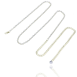 Détail de la chaîne de taille en strass argentés et anneaux dorés avec pendentif