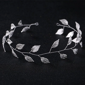 Gros plan d'une vigne de cheveux de mariée en feuilles d'argent avec détails métalliques