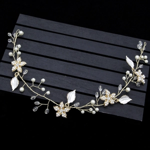 Détail de bandeau de mariée avec fil doré, perles, cristaux et fleurs en émail