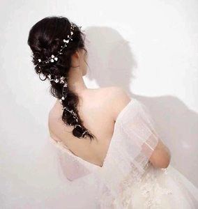 Detail of 1m handmade bridal hair vine with shell flowers and pearls on braided hair