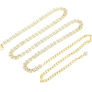Détail de la chaîne de corps en cristal doré avec strass carrés et fermoir homard