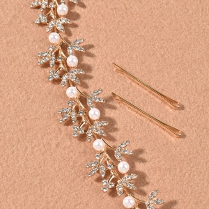 Coiffe de mariée dorée avec perles blanches et strass sur tissu beige élégant