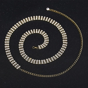 Chaîne de taille luxueuse à quatre rangées de strass dorés avec fermoir mousqueton