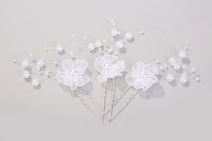 Vue détaillée d'épingles à cheveux de mariée avec fleurs en mousseline et perles
