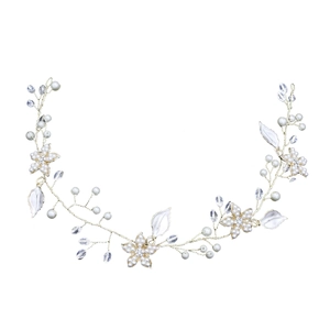 Détail d'une vigne de cheveux de mariée faite main avec perles blanches et cristaux