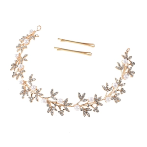 Détail de la coiffe de mariée feuille dorée avec perles et strass sur fond blanc