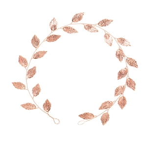 Détail de l'anneau de cheveux feuille or rose avec textures métalliques complexes et fines