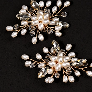 Vue détaillée de clips de chaussures de mariée faits main avec perles et cristaux brillants