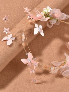 Dettaglio dell'archetto da sposa floreale rosa fatto a mano con cristalli e perle