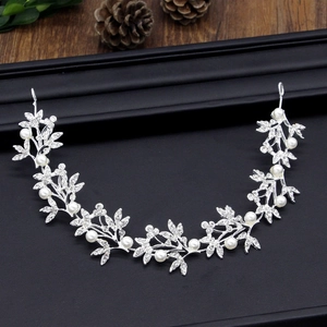 Serre-tête de mariée élégant avec feuilles argentées, strass brillants et perles blanches