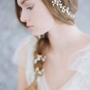 Exquisite 1-meter bridal hair vine with freshwater pearls and delicate white flowers