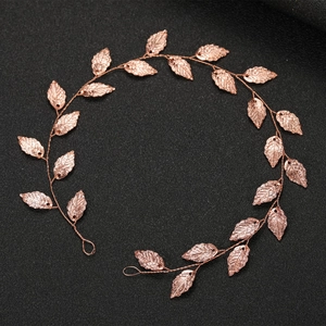 Détails de la vigne de cheveux de mariée aux feuilles d'or rose sur fond noir élégant