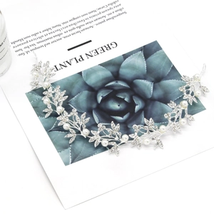Détails du bandeau de mariée avec feuilles argentées, perles et strass brillants de mariage