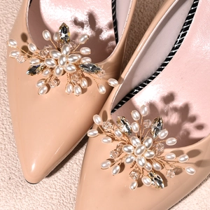 Clips de chaussures de mariée élégants avec perles et strass sur escarpins en cuir verni