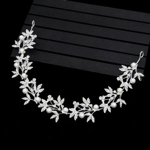 Détail de vigne à cheveux de mariée en argent avec feuilles, perles et strass brillants