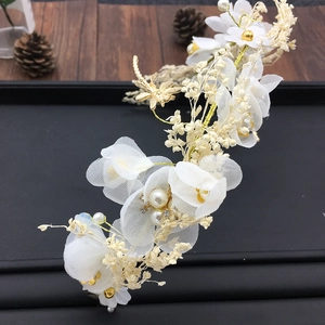 Serre-tête de mariée élégant avec fleurs blanches, libellules dorées et perles de fête