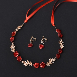 Set gioielli da sposa con rose rosse, fascia dorata e orecchini con strass eleganti